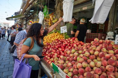  İnsanlar Kudüs Mahane Yehuda yerel marke, gıda satın