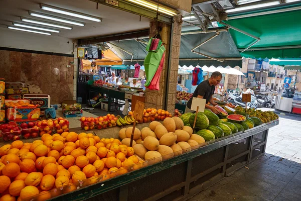 People buy foodstuff at the Jerusalem Mahane Yehuda local marke — Stock Photo, Image