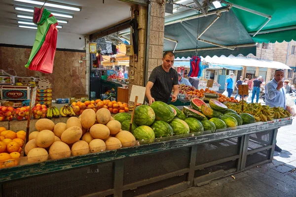 People buy foodstuff at the Jerusalem Mahane Yehuda local marke — Stock Photo, Image