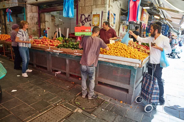 People buy foodstuff at the Jerusalem Mahane Yehuda local marke — Stock Photo, Image