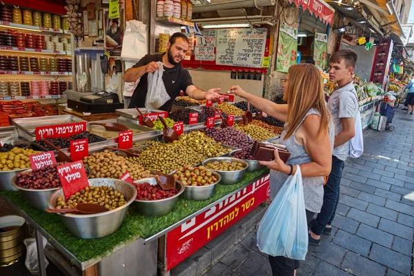 People buy foodstuff at the Jerusalem Mahane Yehuda local marke — Stock Photo, Image