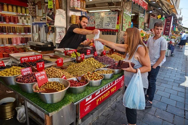 People buy foodstuff at the Jerusalem Mahane Yehuda local marke — Stock Photo, Image