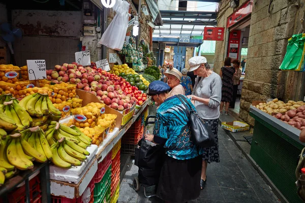 People buy foodstuff at the Jerusalem Mahane Yehuda local marke — Stock Photo, Image