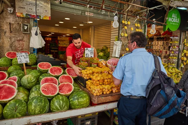 People buy foodstuff at the Jerusalem Mahane Yehuda local marke — Stock Photo, Image