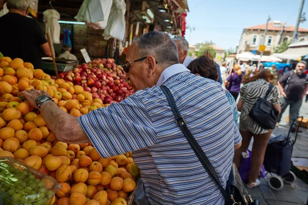 People buy foodstuff at the Jerusalem Mahane Yehuda local marke — Stock Photo, Image