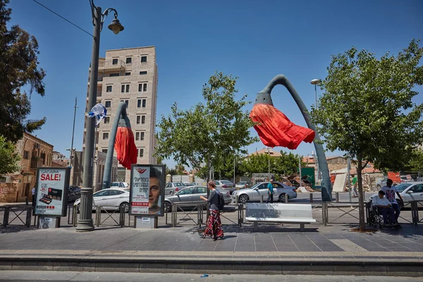 Fleurs rouges attraction touristique sur la place Mahane Yehuda à Je — Photo