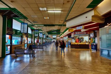 Tel Aviv - 20.04.2017: Merkez otobüs istasyonu bekleme yeri, Tel AVI