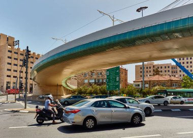 Tel Aviv - 20.04.2017: Jerusalem şehir merkezi ünlü Köprüsü ve 