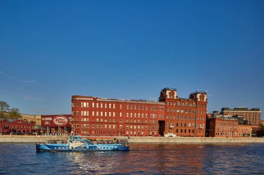 Moskova - 10.04.2017: Kızıl Ekim fabrikada Moskova Nehri