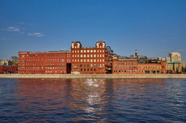 Moskova - 10.04.2017: Kızıl Ekim fabrikada Moskova Nehri