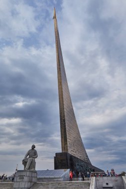 Moskova - 10.04.2017: Havacılık ve uzay anıt Moskova şehir merkezinde