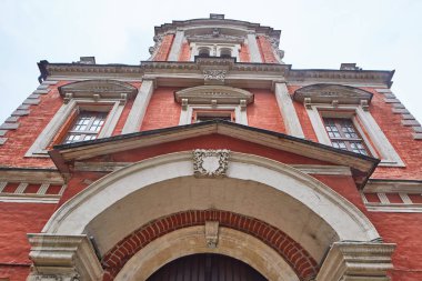 Moskova - 10.04.2017: Bersenevskaya embankm bina eski tuğla