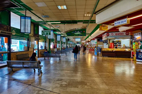 Tel aviv - 20.04.2017: Wartebereich Zentraler Omnibusbahnhof, Tel. — Stockfoto