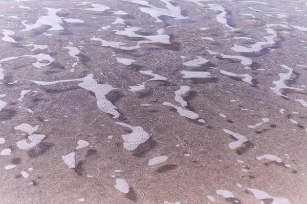 Очень чистая морская вода, виден песок — стоковое фото