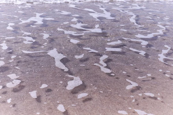 Agua de mar muy clara, se puede ver la arena —  Fotos de Stock