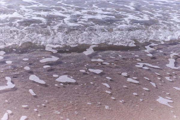 Acqua di mare molto limpida, si può vedere la sabbia — Foto Stock