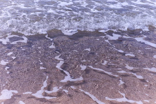 Очень чистая морская вода, виден песок — стоковое фото