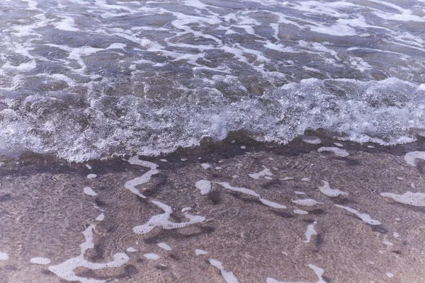Eau de mer très claire, vous pouvez voir le sable — Photo