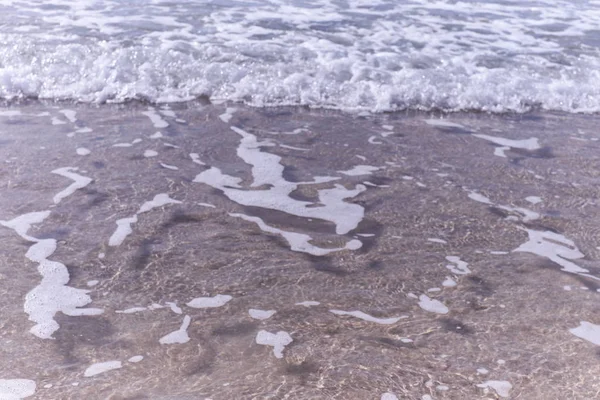 Очень чистая морская вода, виден песок — стоковое фото