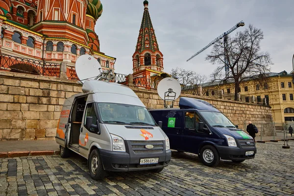 Moscú - 10.04.2017: Dos vehículos de radiodifusión aparcamientos cerca del Kremlin — Foto de Stock