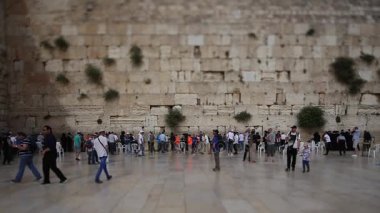   Jerusalem - 15 Kasım, 2016: insanlar yakın: Kudüs'teki ağlama duvarı günbatımında