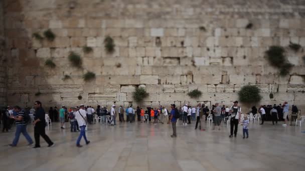 エルサレム - 2016 年 11 月 15 日: 人々 夕日をエルサレムの嘆きの壁の近く — ストック動画
