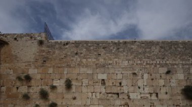 Bulutlu gökyüzü zaman aşımına karşı taş duvar 