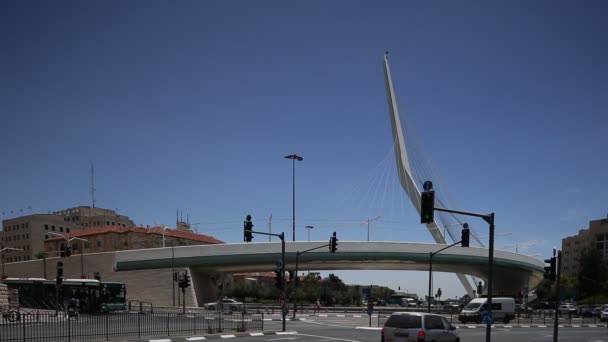 以色列 耶路撒冷 2017年4月20日 耶路撒冷市中心著名的桥梁和交通工具 — 图库视频影像