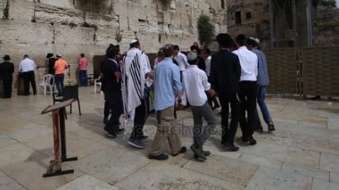   Jerusalem - 15 Kasım, 2016: Bar mitzva celebation yakınındaki ağlama duvarı 