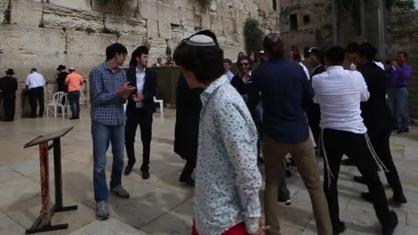 Jerusalem - 15 Kasım, 2016: Bar mitzva celebation yakınındaki ağlama duvarı — Stok video