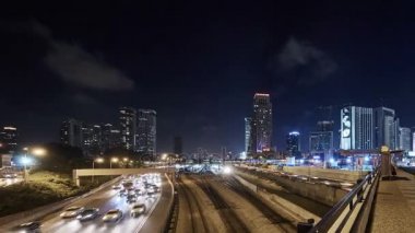  Tel Aviv - 10.06.2017: Ayalon ulaşım Merhaba-yol ve trenler time-lapse video 4k