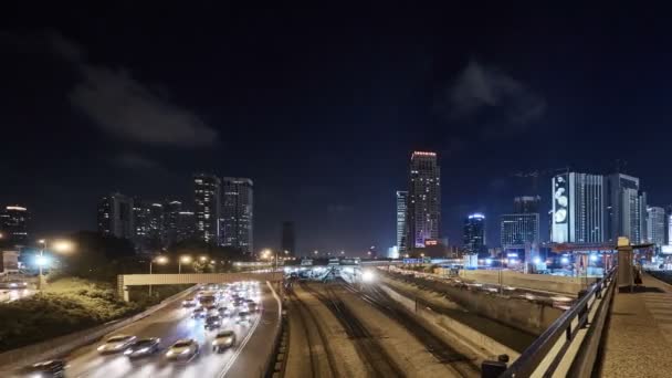 Tel Aviv - 10.06.2017: Ayalon vervoer hi-way en treinen time-lapse video 4k — Stockvideo