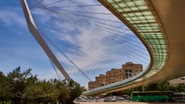 Kudüs - 20.04.2017: Jerusalem şehir merkezi ünlü Köprüsü ve ulaşım time-lapse video 4k