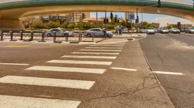 Kudüs - 20.04.2017: Jerusalem şehir merkezi ünlü Köprüsü ve ulaşım time-lapse video 4k