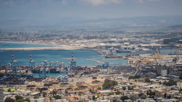 Puerto industrial de Haifa, lapso de tiempo, desplazamiento basculante, imágenes de 4k — Vídeos de Stock