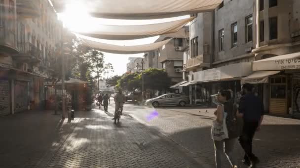 Tel Aviv - 10.06.2017: As pessoas caminham na rua Nachalat Benyamin em Tel Aviv, tempo limite 4k imagens — Vídeo de Stock
