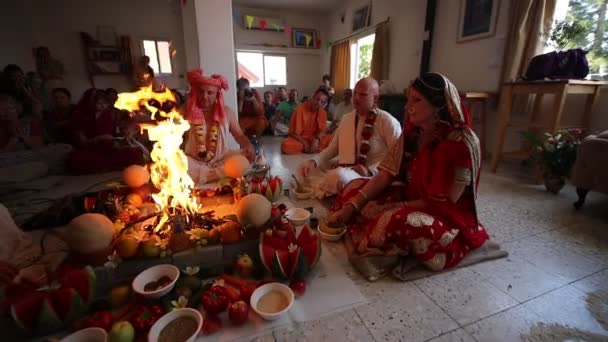 Ariel - 01.07.2017: Cerimônia de casamento indiano que ocorre no templo de Hare Krishna, Israel — Vídeo de Stock