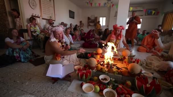 Ariel - 01.07.2017: Ceremonia de boda india que tiene lugar en el templo Hare Krishna, Israel — Vídeo de stock