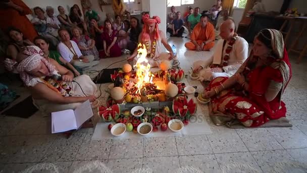 Ariel - 01.07.2017: Cerimônia de casamento indiano que ocorre no templo de Hare Krishna, Israel — Vídeo de Stock