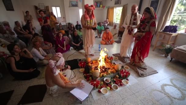 Ариэль - 01.07.2017: Индийская свадебная церемония в храме Харе Кришна, Израиль — стоковое видео