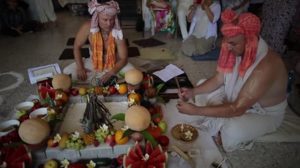 Ariel - 01.07.2017: Indiska bröllopsceremoni äger rum i Hare Krishna-templet, Israel — Stockvideo