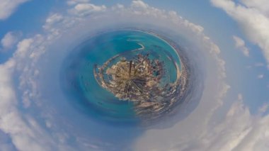 Küçük gezegen - endüstriyel bağlantı noktası hızlandırılmış görüntüleri üzerinde bulutlar