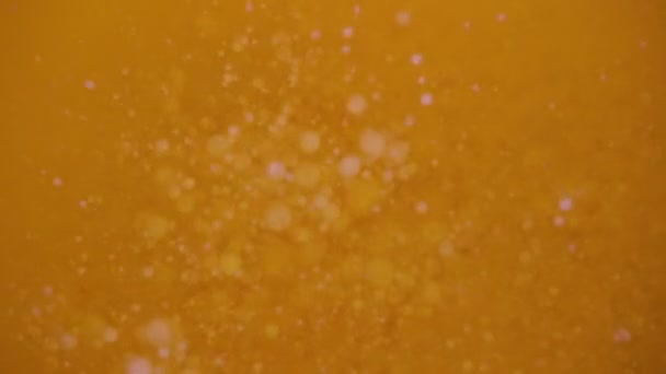 Résumé : Gros plan sur la surface de l'huile de ghee bouillante en préparation 