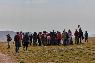 Kudüs - 10.04.2017: Bir grup insan içinde mountais trekking