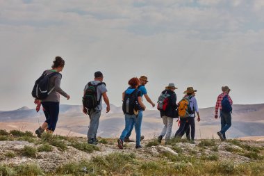 Kudüs - 10.04.2017: Bir grup insan içinde mountais trekking