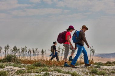 Kudüs - 10.04.2017: Bir grup insan içinde mountais trekking