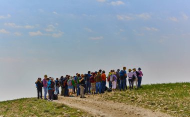 Kudüs - 10.04.2017: Bir grup insan içinde mountais trekking