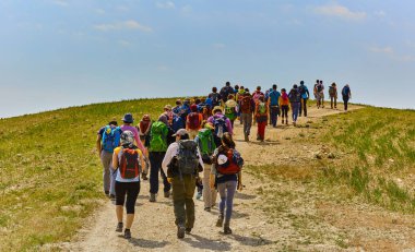 Kudüs - 10.04.2017: Bir grup insan içinde mountais trekking