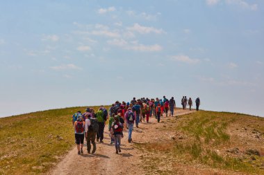 Kudüs - 10.04.2017: Bir grup insan içinde mountais trekking