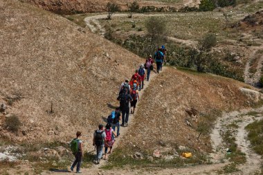Kudüs - 10.04.2017: Bir grup insan içinde mountais trekking